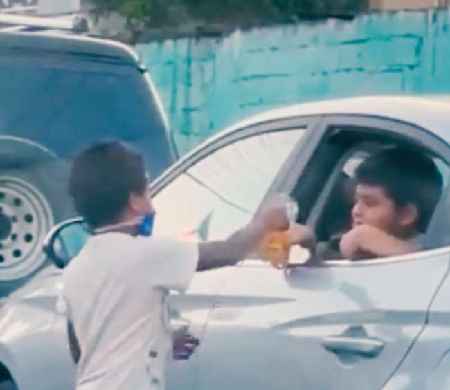 Gặp người bạn nghèo trên đường, bé trai nhà giàu ngồi trên ô tô có hành động ngỡ ngàng, cái kết khiến nhiều người rơi nước mắt-1