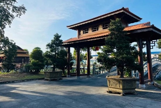 Đại gia Bạc Liêu rao bán gấp biệt phủ 200 tỷ khiến dân mạng 