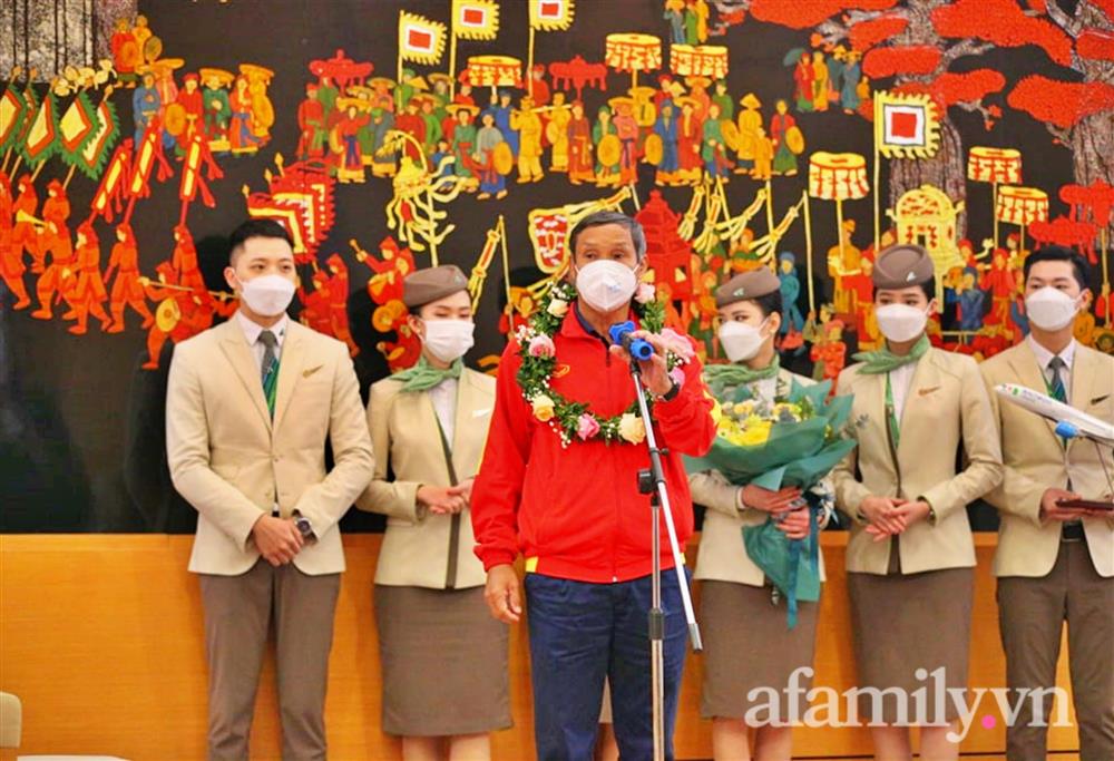 NÓNG: Chuyên cơ chở ĐT nữ Việt Nam về tới Nội Bài sau kỳ tích World Cup; Thanh Nhã, Chương Thị Kiều cùng các đồng đội tươi như hoa vẫy tay chào người hâm mộ-7