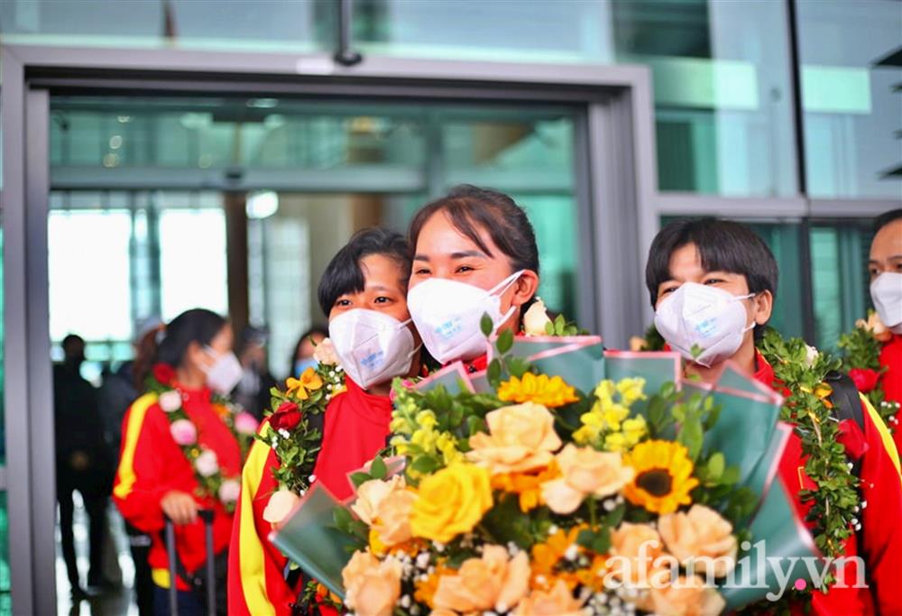 NÓNG: Chuyên cơ chở ĐT nữ Việt Nam về tới Nội Bài sau kỳ tích World Cup; Thanh Nhã, Chương Thị Kiều cùng các đồng đội tươi như hoa vẫy tay chào người hâm mộ-9