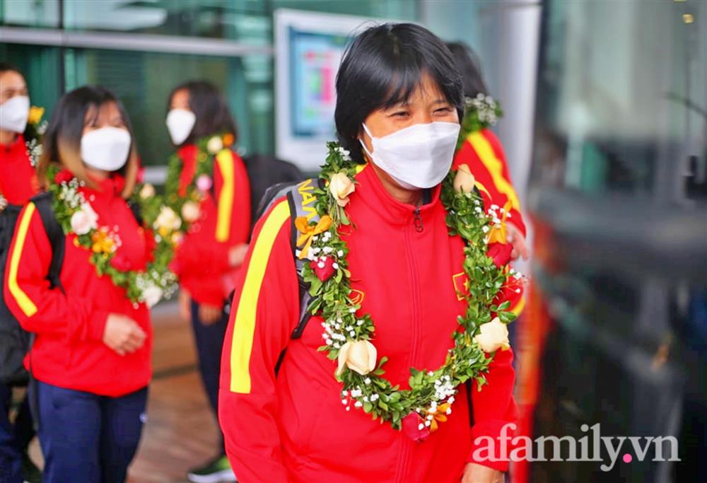 NÓNG: Chuyên cơ chở ĐT nữ Việt Nam về tới Nội Bài sau kỳ tích World Cup; Thanh Nhã, Chương Thị Kiều cùng các đồng đội tươi như hoa vẫy tay chào người hâm mộ-11