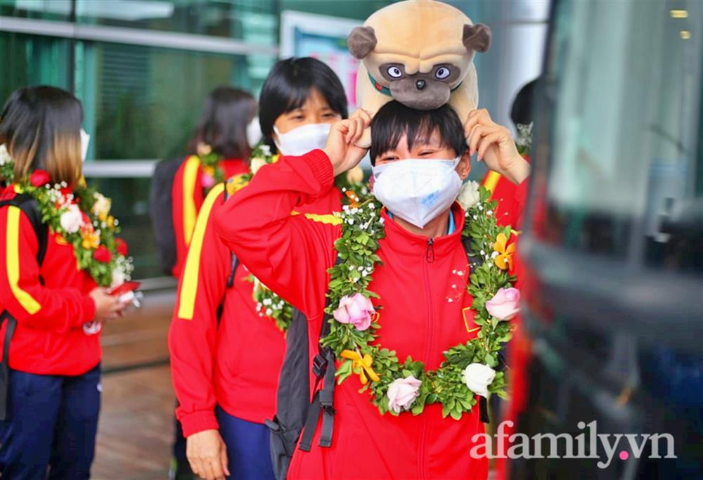 NÓNG: Chuyên cơ chở ĐT nữ Việt Nam về tới Nội Bài sau kỳ tích World Cup; Thanh Nhã, Chương Thị Kiều cùng các đồng đội tươi như hoa vẫy tay chào người hâm mộ-12