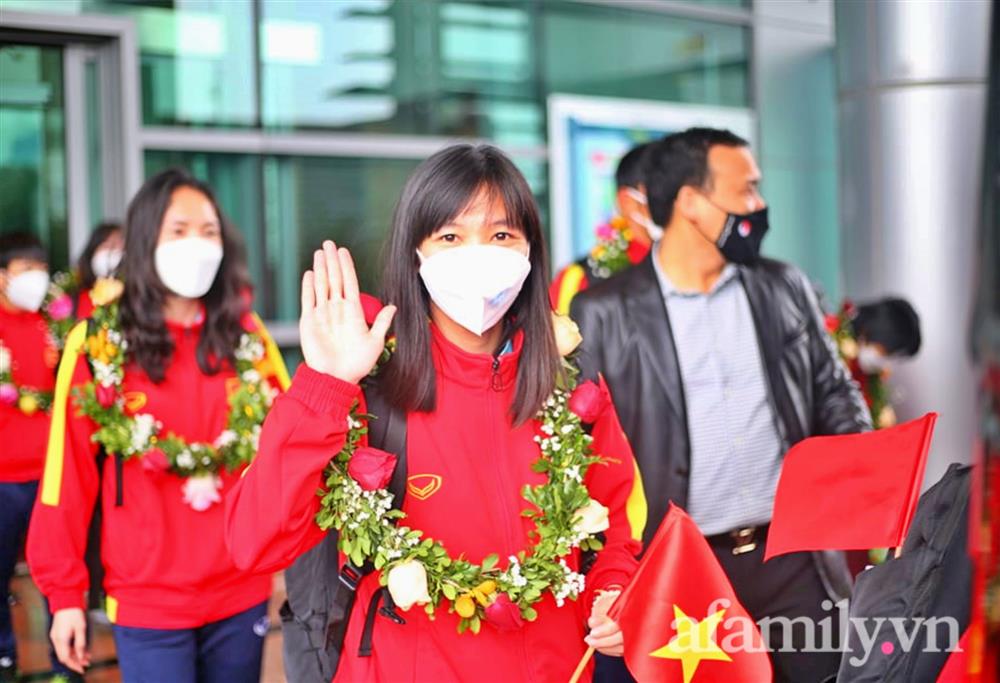 NÓNG: Chuyên cơ chở ĐT nữ Việt Nam về tới Nội Bài sau kỳ tích World Cup; Thanh Nhã, Chương Thị Kiều cùng các đồng đội tươi như hoa vẫy tay chào người hâm mộ-13