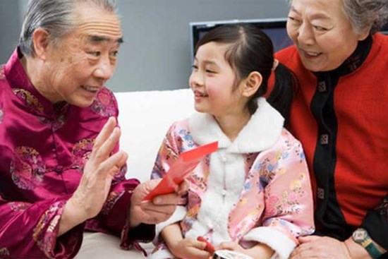 Mẹ chồng lì xì dặn các cháu về nhà mở, con gái lon ton bóc ra khiến tôi tái mặt