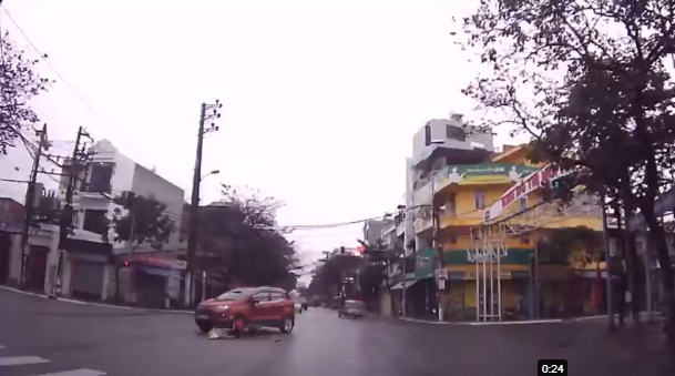 Cụ bà dắt xe đạp qua ngã tư dù đã đứng lại nhưng vẫn bị ô tô tông trúng, khoảnh khắc như có ai che mắt khiến tất cả ám ảnh-1