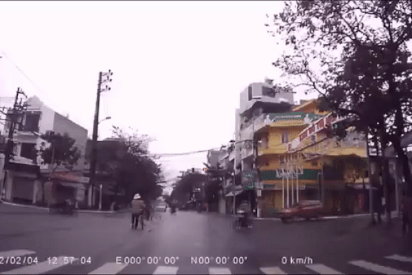 Nghi chồng ngoại tình, vợ ập vào nhà nghỉ, đưa tiểu tam về nhà đánh ghen-2