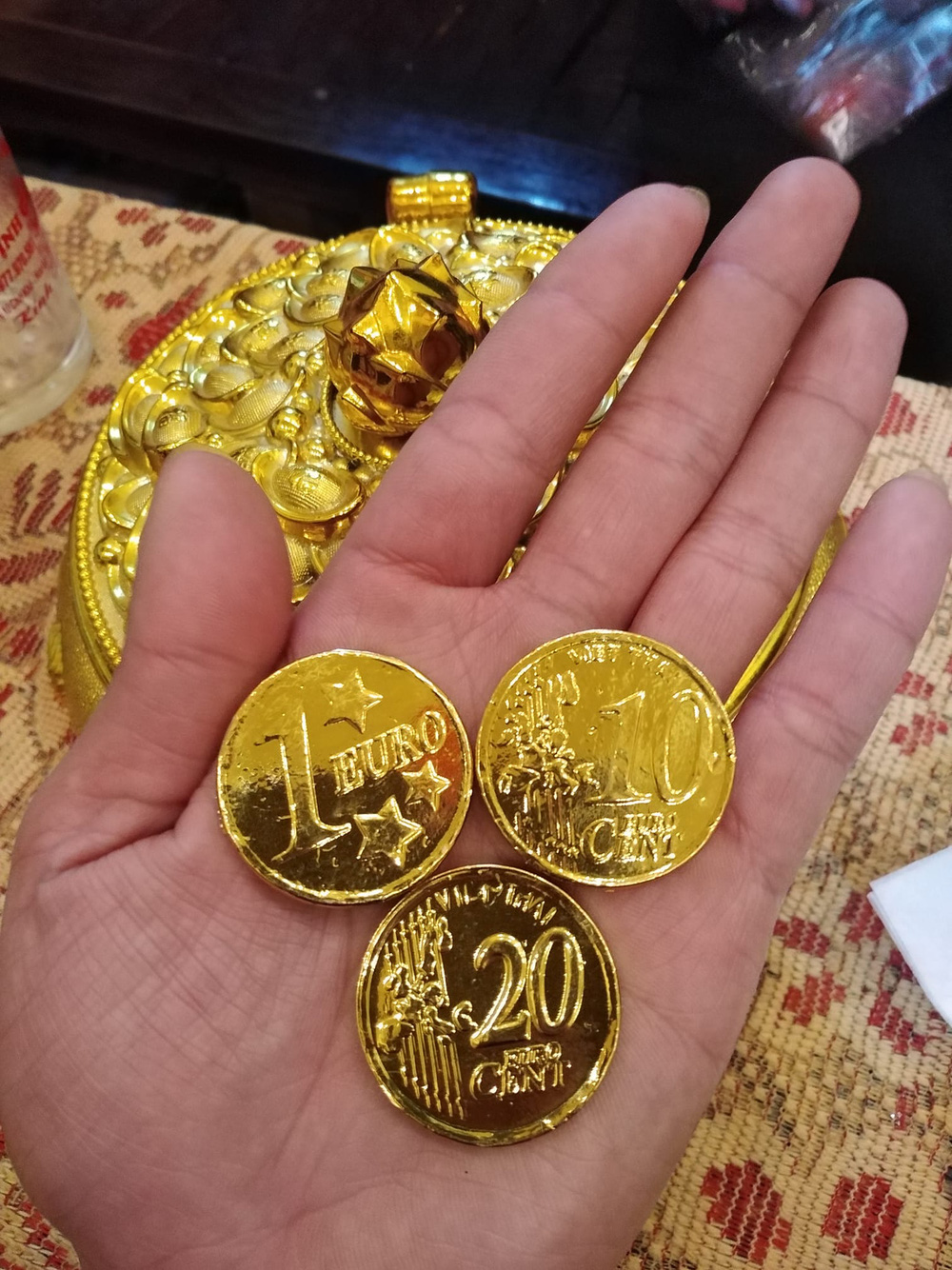 Muôn kiểu sắm vàng” ngày Thần Tài: Không biết nên để dành hay ăn luôn!-1