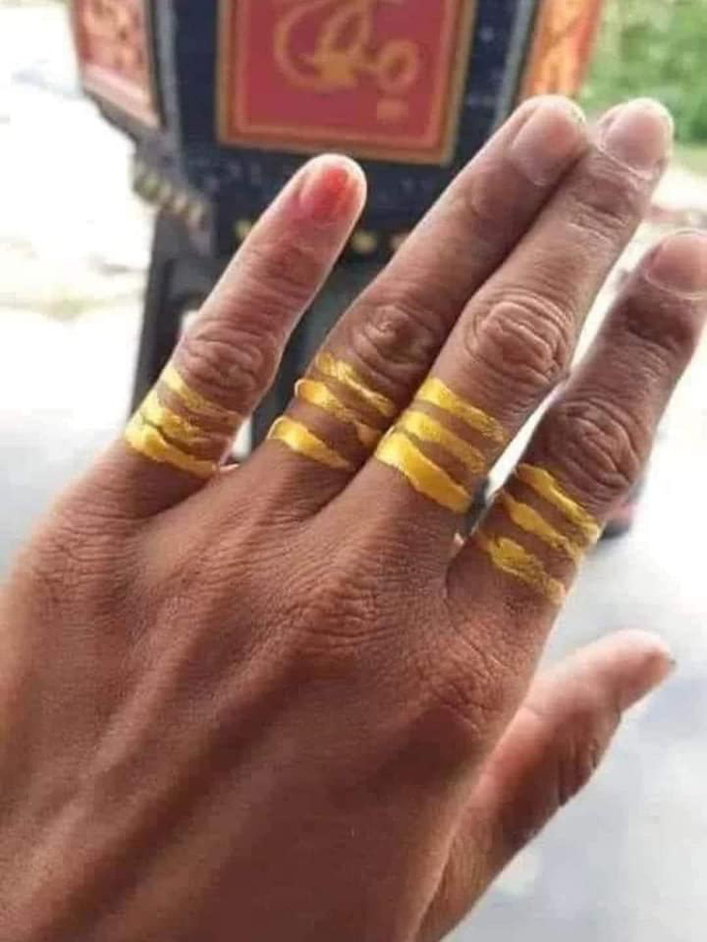 Muôn kiểu sắm vàng” ngày Thần Tài: Không biết nên để dành hay ăn luôn!-9