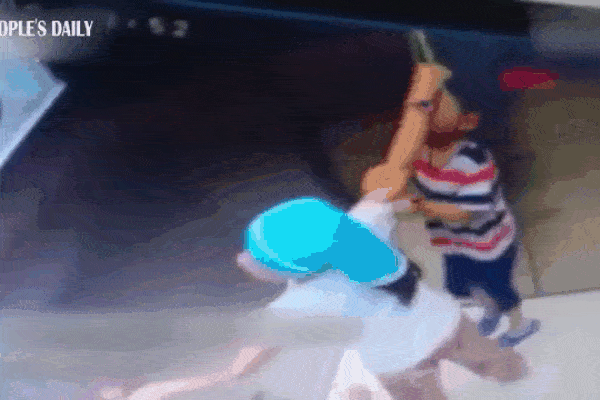 Bé trai ngịch ngợm, mắc kẹt cả bàn tay trong cửa thang máy-1