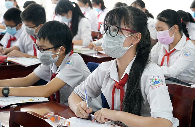Nhiều học sinh ở Hà Nội là ca F0, vừa đi học trực tiếp đã phải quay về nhà: Phụ huynh đi làm trong thấp thỏm, nhà trường xử lý ra sao?-2