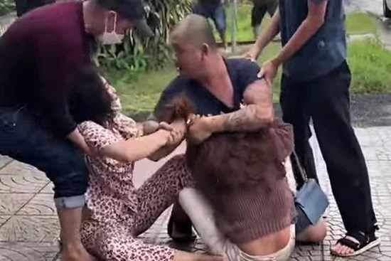 Nghi chồng ngoại tình, vợ ập vào nhà nghỉ, đưa 'tiểu tam' về nhà đánh ghen