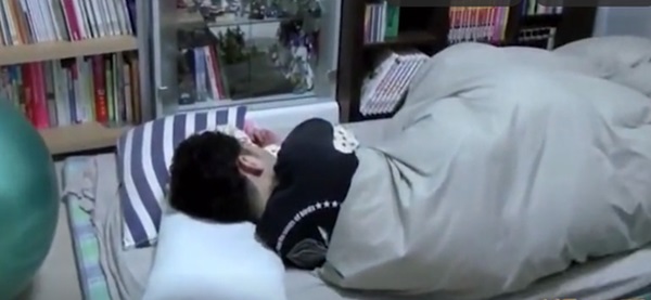 Vợ bước vào phòng thấy chồng đang gọi con gái riêng dậy đi học, không ngờ đó chỉ là động tác giả, che giấu chuyện đồi bại 5 năm trời-1