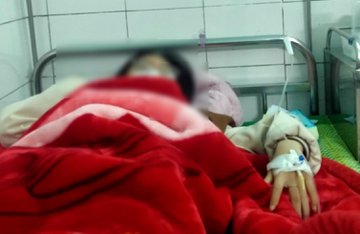 Nữ sinh lớp 8 bị bố bạn học đánh nhập viện-1