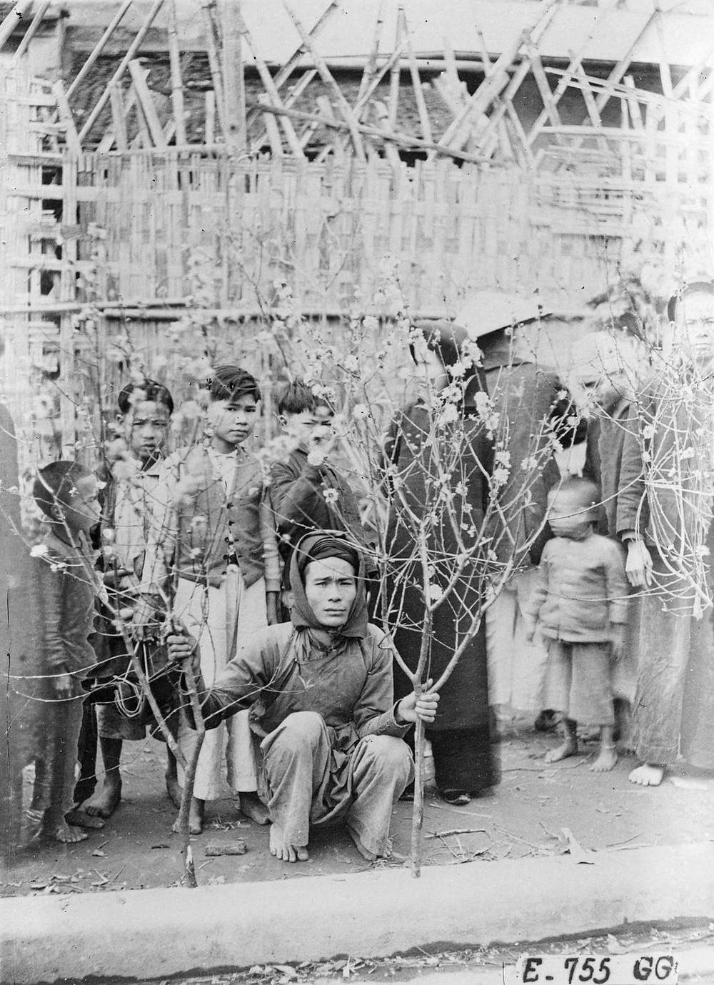 Hình ảnh cực hiếm về Tết Hà Nội cách đây 100 năm: Cả 1 thế kỉ sao vẫn thấy bồi hồi, thân thương đến lạ-12