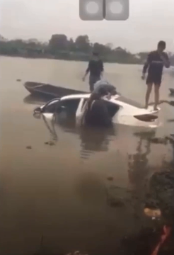 Lạnh gáy cảnh trục vớt thi thể người đàn ông kẹt trong ô tô dưới sông từ mùng 6 Tết-1