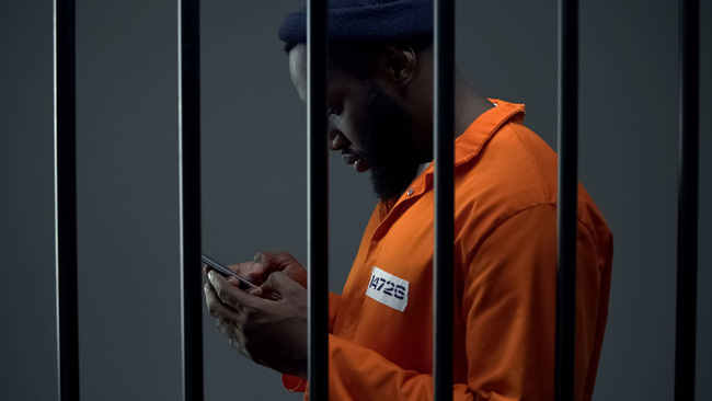 Cận cảnh chiếc điện thoại nhỏ xíu chuyên để... nhét hậu môn, nghe mục đích thâm sâu phía sau mà choáng-2