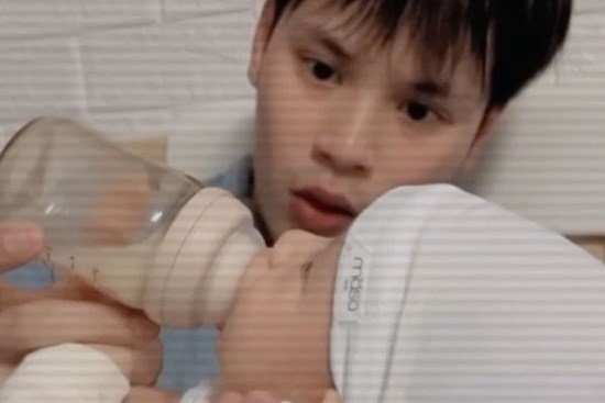 Biểu cảm sợ sệt của bố trẻ khiến chị em bỉm sữa căng thẳng theo: “Lệch núm ti là con bỏ ăn luôn”