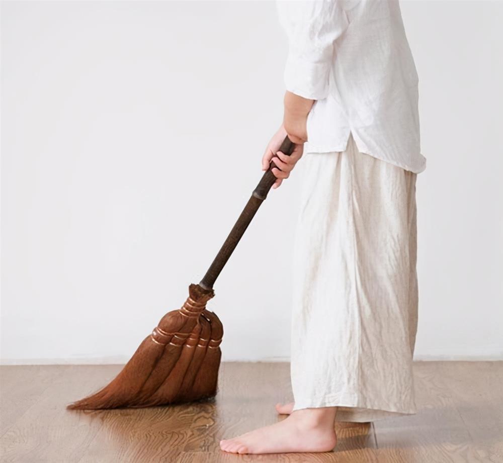 Chẳng phải mê tín, người ta không đặt chổi tại 3 vị trí này trong nhà là hoàn toàn có cơ sở khoa học-1