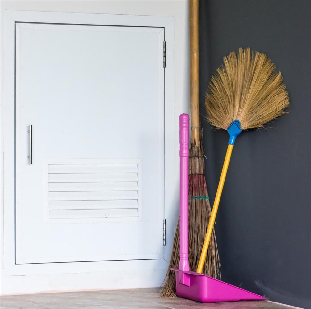 Chẳng phải mê tín, người ta không đặt chổi tại 3 vị trí này trong nhà là hoàn toàn có cơ sở khoa học-4