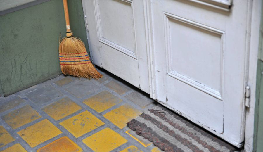 Chẳng phải mê tín, người ta không đặt chổi tại 3 vị trí này trong nhà là hoàn toàn có cơ sở khoa học-5