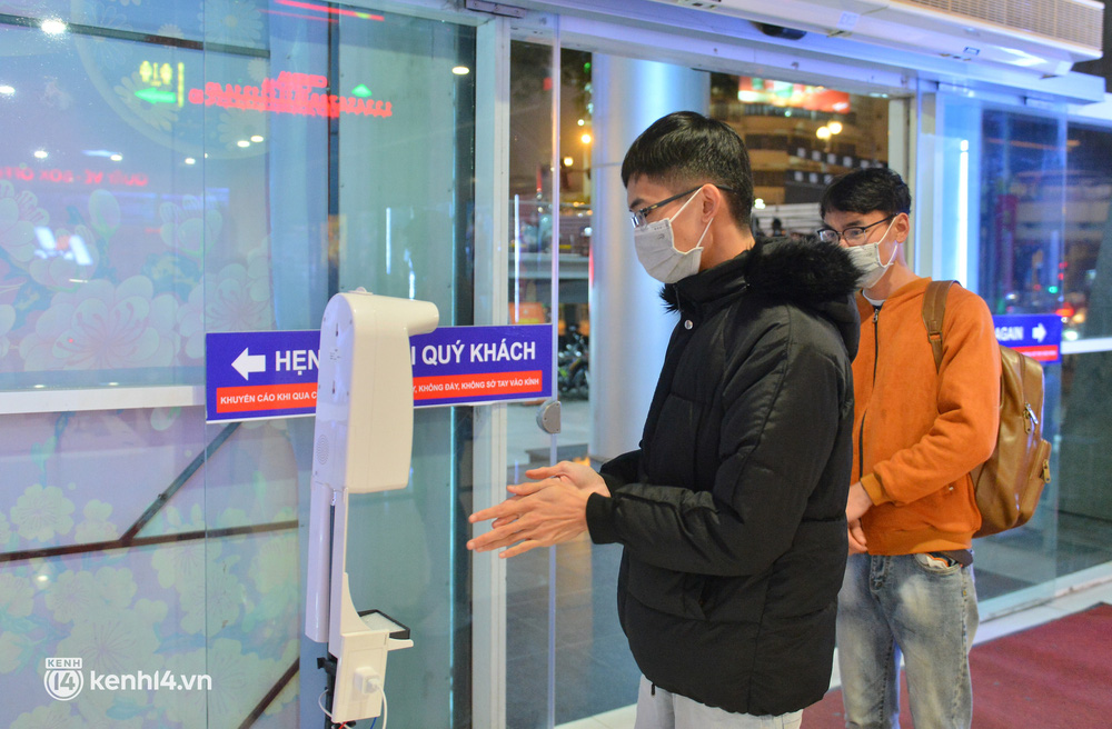 Nhiều bạn trẻ háo hức đi xem sau 9 tháng chờ đợi: Gần 1 năm rồi em mới được đến rạp nên thấy khá lạ lẫm-1