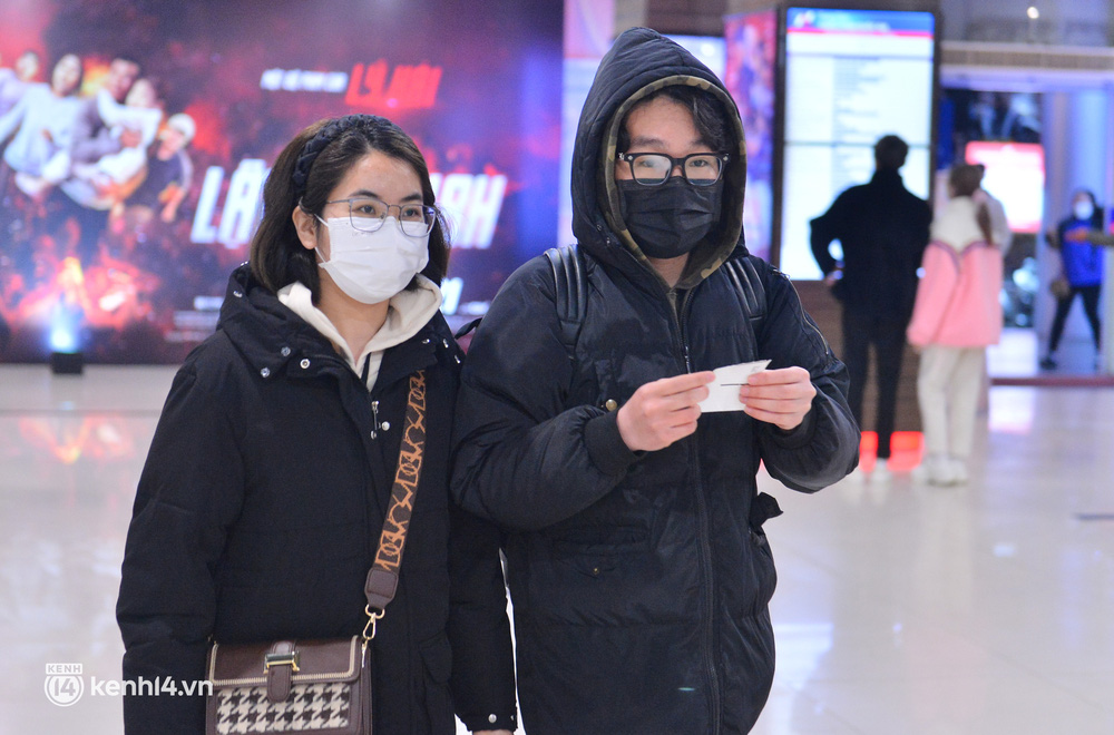 Nhiều bạn trẻ háo hức đi xem sau 9 tháng chờ đợi: Gần 1 năm rồi em mới được đến rạp nên thấy khá lạ lẫm-3