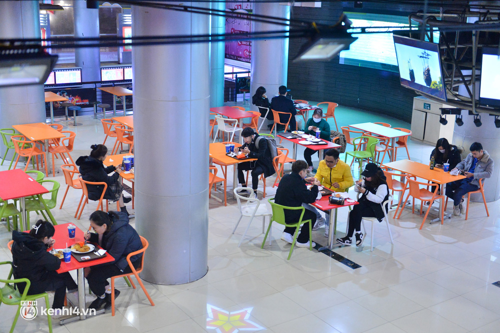 Nhiều bạn trẻ háo hức đi xem sau 9 tháng chờ đợi: Gần 1 năm rồi em mới được đến rạp nên thấy khá lạ lẫm-6