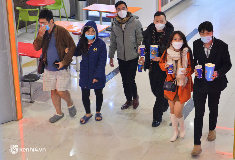 Nhiều bạn trẻ háo hức đi xem sau 9 tháng chờ đợi: Gần 1 năm rồi em mới được đến rạp nên thấy khá lạ lẫm-4