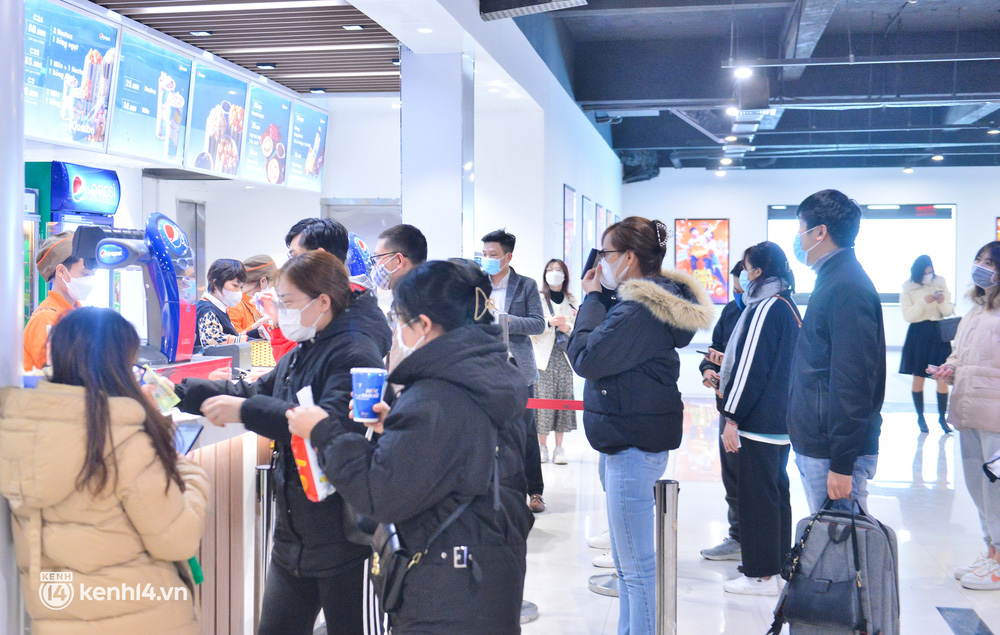 Nhiều bạn trẻ háo hức đi xem sau 9 tháng chờ đợi: Gần 1 năm rồi em mới được đến rạp nên thấy khá lạ lẫm-2