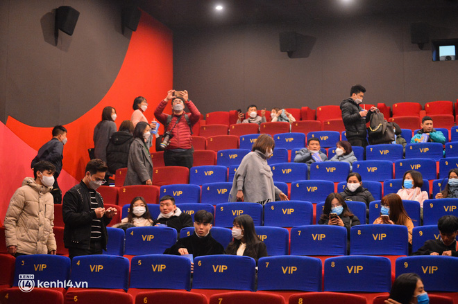 Nhiều bạn trẻ háo hức đi xem sau 9 tháng chờ đợi: Gần 1 năm rồi em mới được đến rạp nên thấy khá lạ lẫm-8