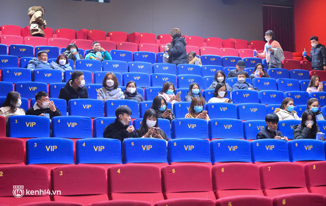 Nhiều bạn trẻ háo hức đi xem sau 9 tháng chờ đợi: Gần 1 năm rồi em mới được đến rạp nên thấy khá lạ lẫm-9