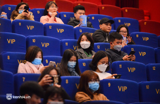 Nhiều bạn trẻ háo hức đi xem sau 9 tháng chờ đợi: Gần 1 năm rồi em mới được đến rạp nên thấy khá lạ lẫm-10