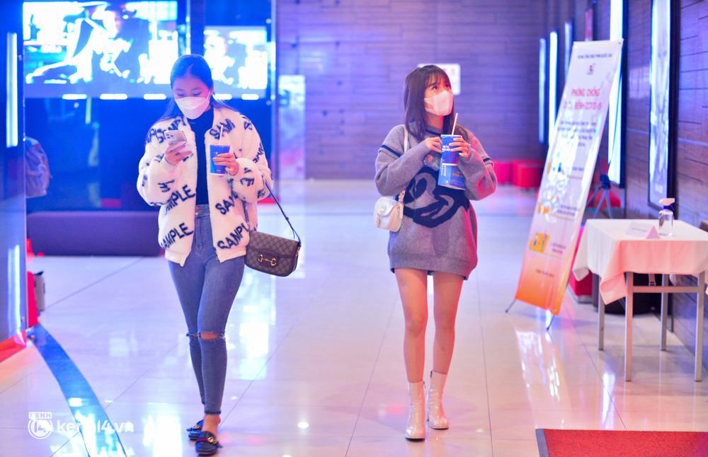 Nhiều bạn trẻ háo hức đi xem sau 9 tháng chờ đợi: Gần 1 năm rồi em mới được đến rạp nên thấy khá lạ lẫm-5