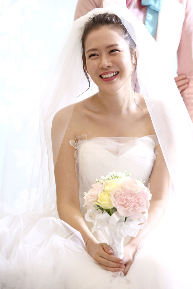 Tan chảy với loạt khoảnh khắc mặc váy cưới của Son Ye Jin, xinh thế này Hyun Bin chốt cưới vội là phải!-2