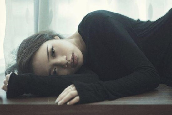 Chê vợ quê mùa giữa sân bay trước chuyến du lịch, anh chồng cay đắng nhận về một bài học đắt giá