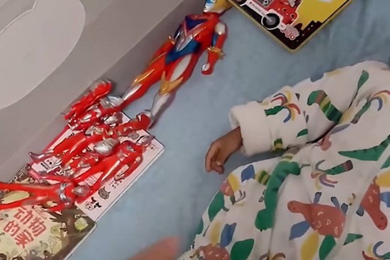 Người mẹ than phiền chiếc giường 1m8 vẫn không đủ chỗ cho 3 người, quan sát kỹ cư dân mạng gật đầu đồng tình: “Nhà tôi cũng thế”