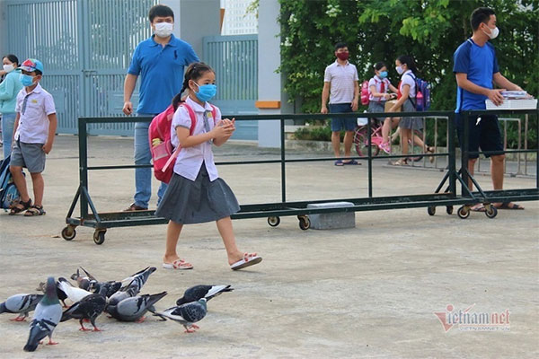 Bức ảnh bé trai khóc sướt mướt, giằng co với cô giáo khi đi học: Sự thật đằng sau làm ai nấy rơi nước mắt-5