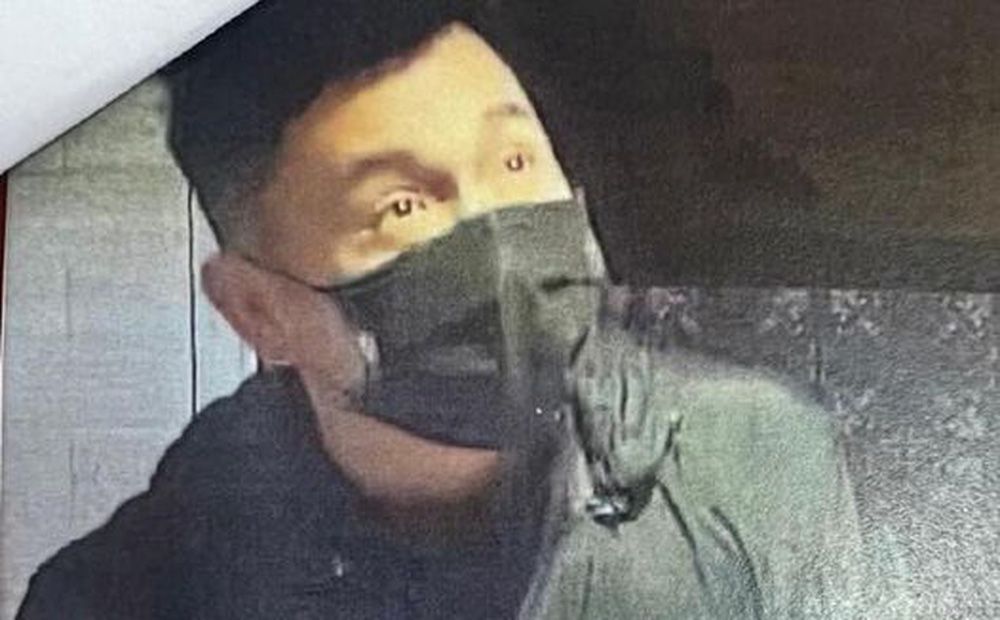 Công an Hà Nội truy tìm nam thanh niên cướp tiệm vàng ở Long Biên-1