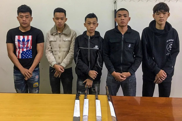 Thanh sắt từ đâu phi thẳng vào cửa hàng điện thoại làm vỡ toang cửa kính, người đàn ông vội ôm đầu nằm xuống đầy kinh hãi-2