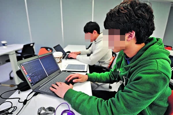 Chàng trai 22 tuổi đột nhiên ngất xỉu trong ngày đầu tiên đi làm lại, không ngờ bị liệt nửa người sau đột quỵ chỉ vì làm 2 việc-1