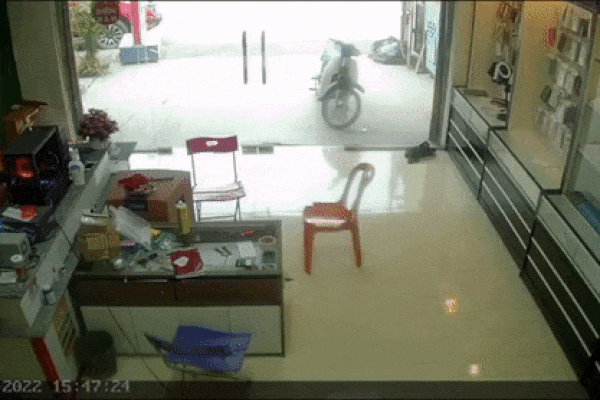 Bé gái nhanh nhảu đẩy cửa kính mời ông vào nhà và cái kết gây bàng hoàng-1