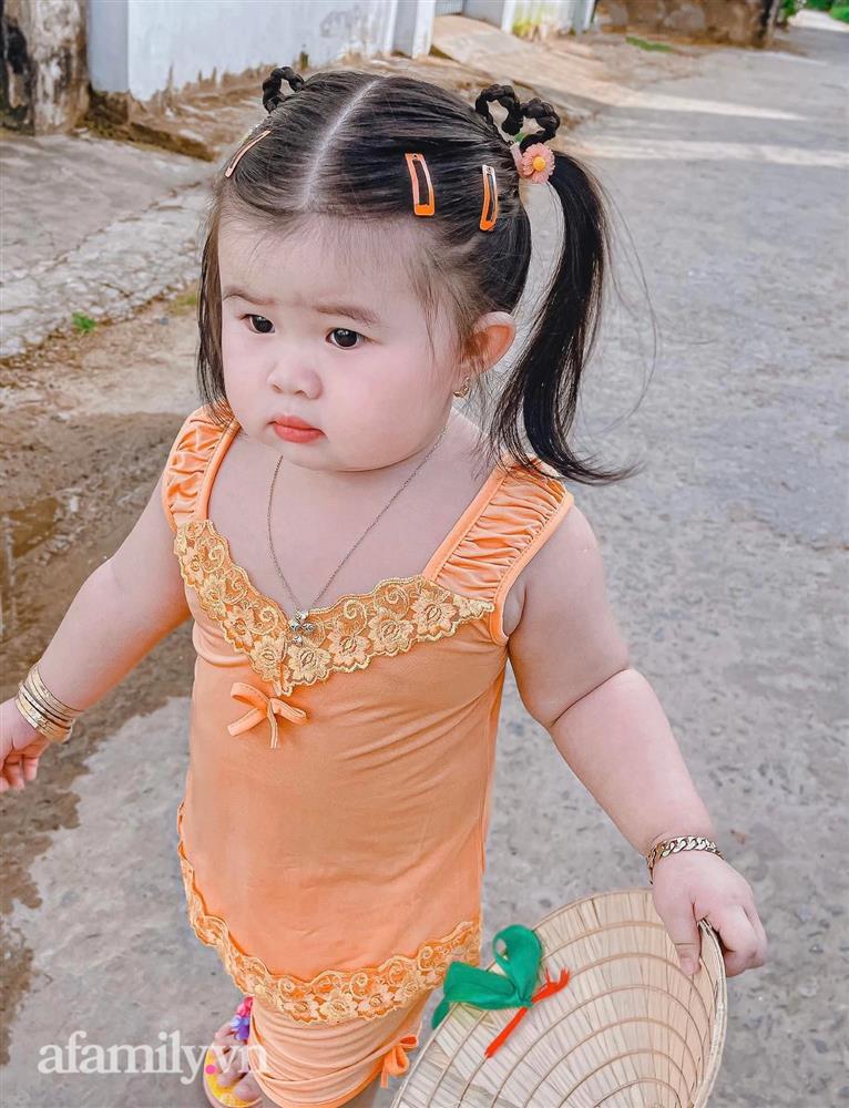 Bé gái 2 tuổi mang giày cao gót chạy như bay, hội mẹ bỉm vừa xem vừa thót tim vì sợ ngã-3