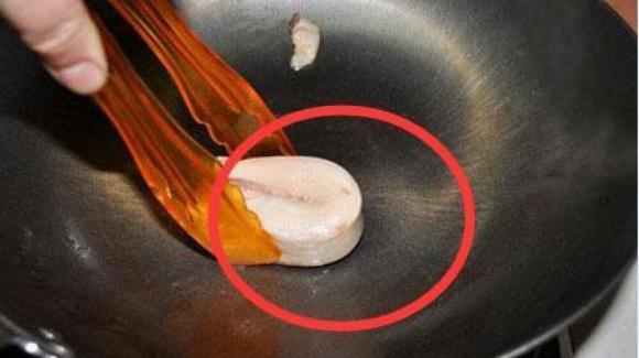 Chảo sắt ở nhà luôn bị gỉ? Đừng ném vội, hãy ném một dụng cụ đơn giản này vào, chảo không còn gỉ và không dính vào thức ăn!-1