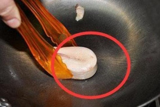 Chảo sắt ở nhà luôn bị gỉ? Đừng ném vội, hãy 'ném một dụng cụ đơn giản này' vào, chảo không còn gỉ và không dính vào thức ăn!