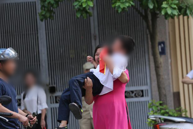 Bức ảnh bé trai khóc sướt mướt, giằng co với cô giáo khi đi học: Sự thật đằng sau làm ai nấy rơi nước mắt-3