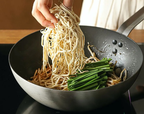 Cách làm mì xào chuẩn vị Thái, thơm ngon hấp dẫn ai ăn cũng khen nức nở-8