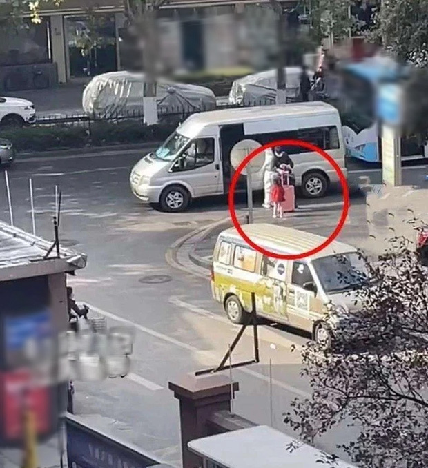 Bố dẫn con gái đi xa 2 tuần, lúc trở về mẹ ngất xỉu khi thấy bộ dạng của con, từ công chúa đã trở nên bết bát thế này đây!-1