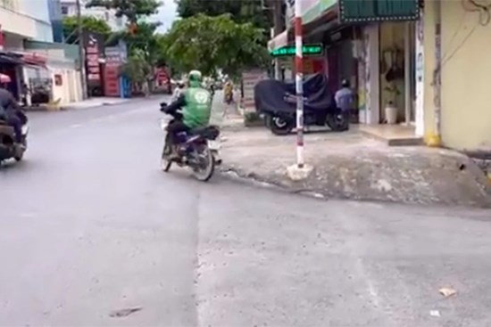Cô giáo tiểu học tố bị gần 10 YouTuber xông vào giật khẩu trang, vây đánh trên đường