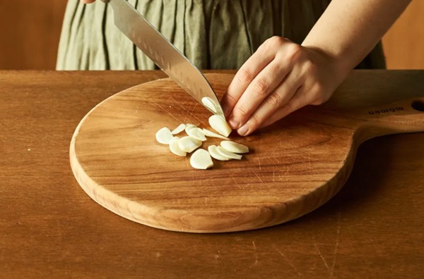 Cơm thừa mang đi chiên theo cách này, ăn cực ngon lại lạ miệng-3