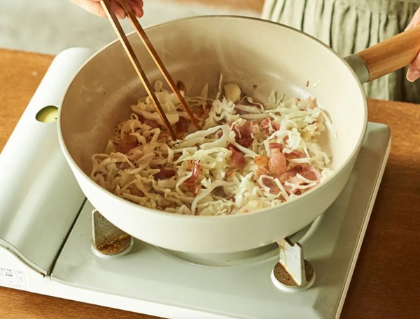 Cơm thừa mang đi chiên theo cách này, ăn cực ngon lại lạ miệng-7